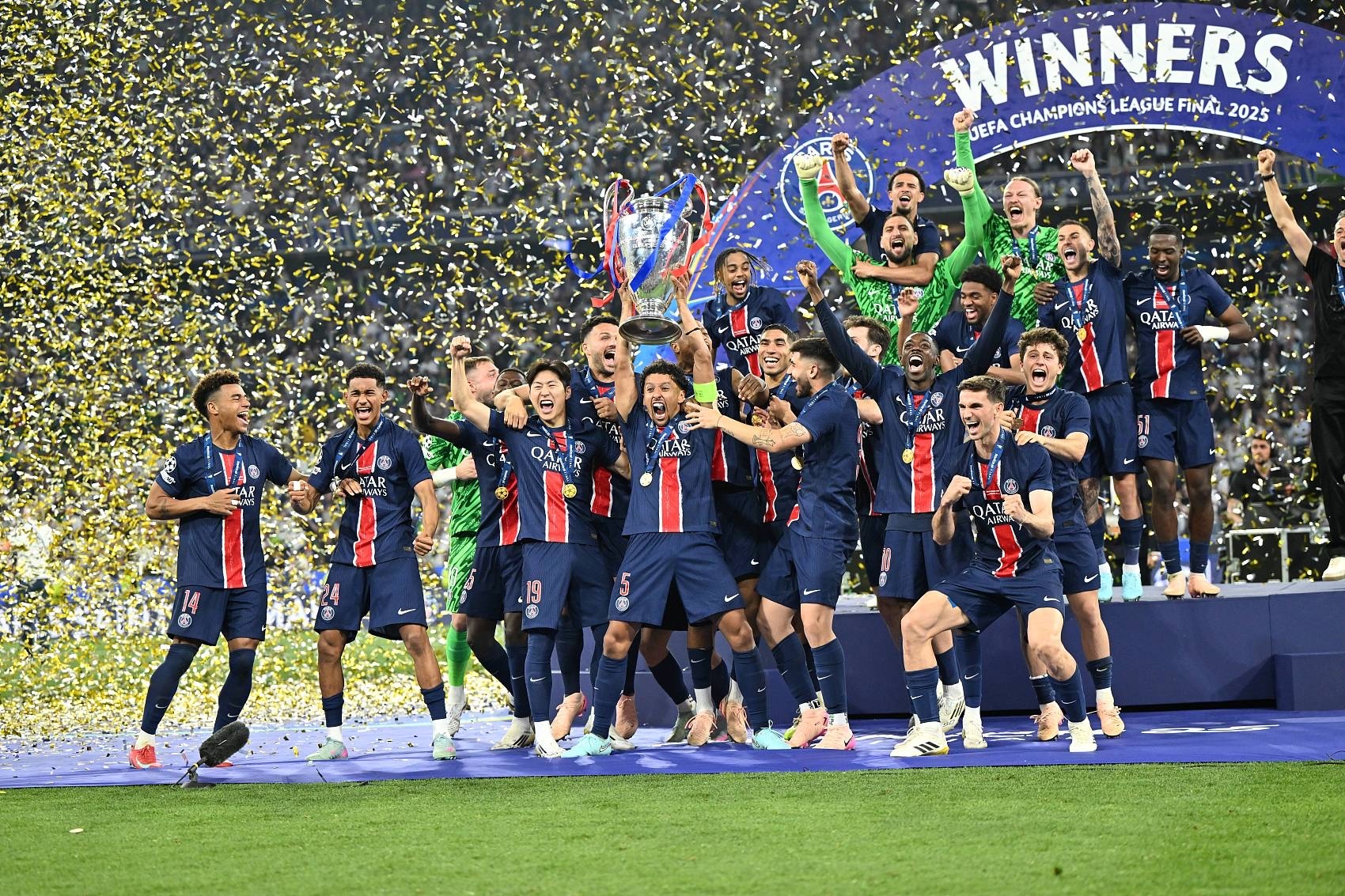  足总杯季后赛爆出冷门！罗马险胜巴黎圣日耳曼，争冠形势突变